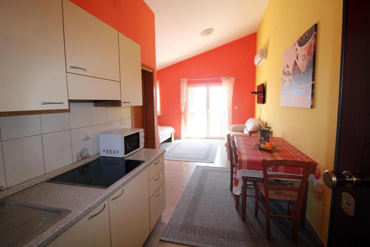 Studio Apartment Aniko Premantura Buitenkant foto